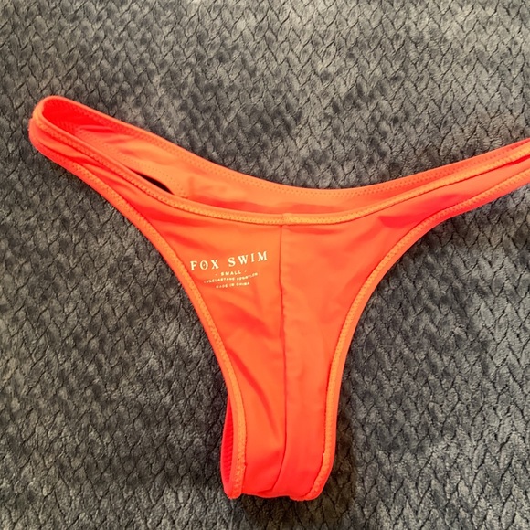 FOX
SWIM
SMALL
18% ELASTANE 82 % NYLON
MADE IN CHINA - Picture 3 of 4